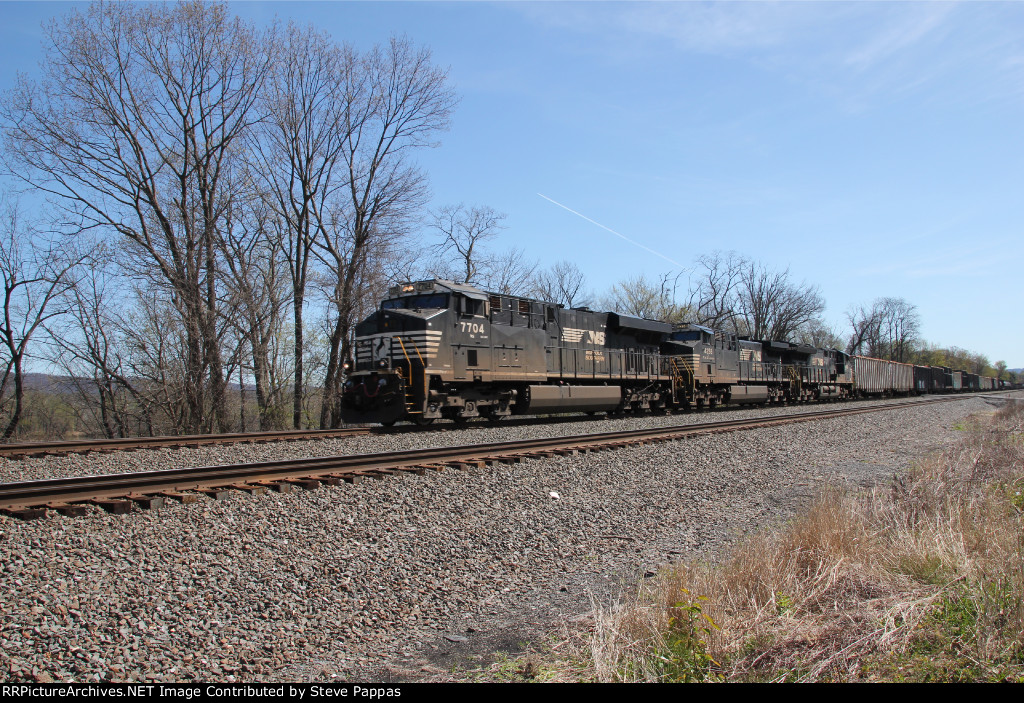 NS 7704 leads train 39G west